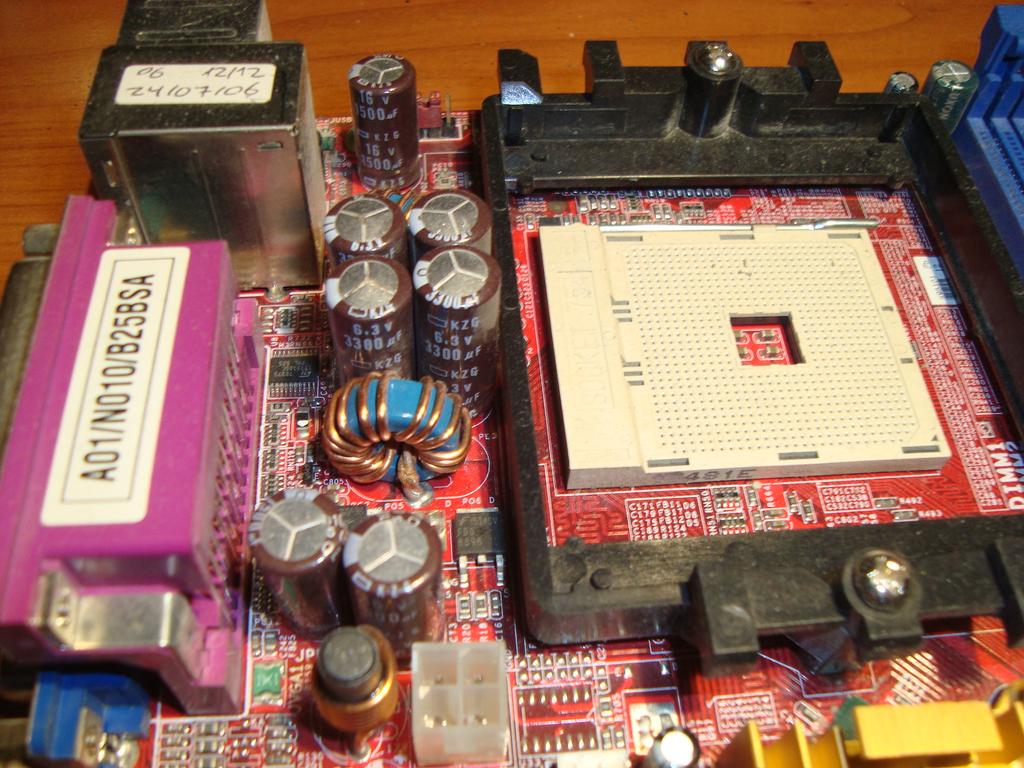 Fallas ocasionadss por capacitores dañados en motherboard