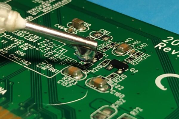 Uso del Alcohol Isopropílico en las Reparaciones de Electrónica