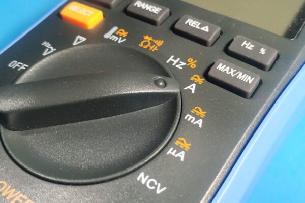 Como medir amperaje de una fuente o cargador